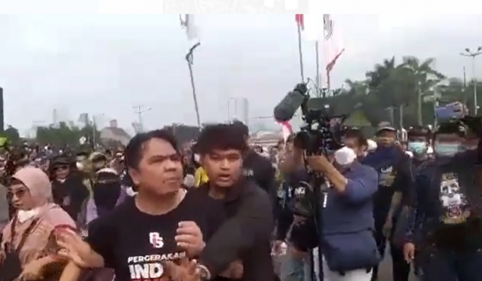 Pegiat media sosial Ade Armando menjadi salah satu korban pemukulan massa pendemo. (Foto: PMJ News/Tangkapan Layar/Istimewa).