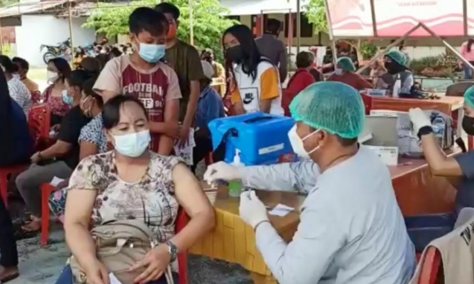 Seorang warga tengah menjalani vaksinasi Covid-19. (Foto: PMJ News)