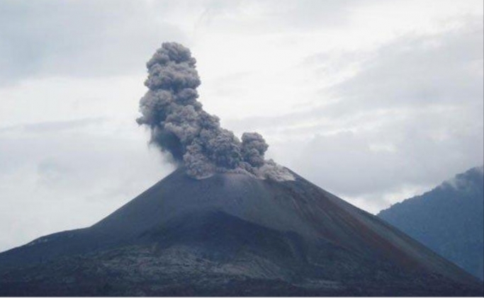 Gunung Anak Krakatau meletus. (Foto: Dok Net/ Istimewa)