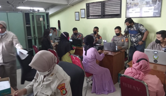 Polres Metro Bekasi Kota menyaluran Bantuan Tunai untuk Pedagang Kaki Lima dan Warung. (Foto: PMJ News)