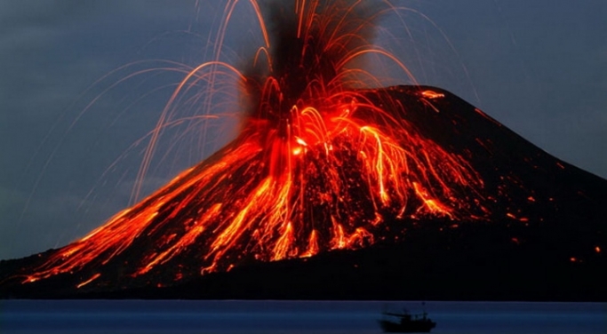 Erupsi Gunung Anak Krakatau. (Foto: Dok Net/ Istimewa)