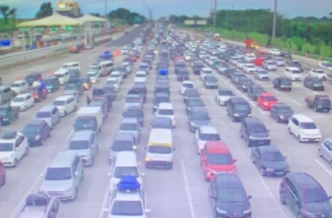 Ribuan kendaraan pemudik dari arah terjebak kemacetan di Gerbang Tol (GT) Cikampek Utama. (Foto: PMJ News/Twitter @TMCPoldaMetro)