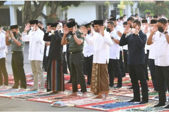 Presiden Jokowi sholat Ied di Istana Presiden Yogyakarta. (Foto: Instagram Jokowi/ Setkab). 