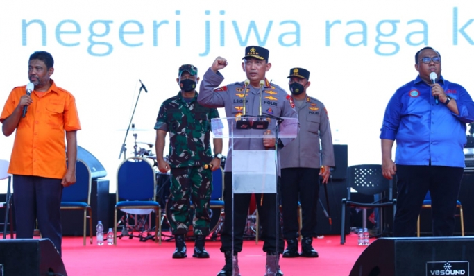 Kapolri Jenderal Listyo Sigit Prabowo saat memberikan orasi di tengah massa buruh. (Foto: PMJ News)