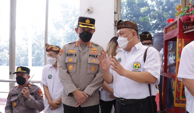 Kapolres Metro Jakarta Timur, Kombes Pol Budi Sartono mendatangi Vihara Silaparamita untuk memastikan perngamanan ibadah Waisak. (Foto: PMJ News)