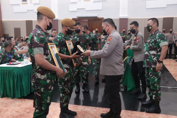 Kapolda Metro Jaya, Irjen Pol Fadil Imran memberikan piagam penghargaan kepada dua prajurit TNI yang berhasil menangkap begal. (Foto: PMJ News)