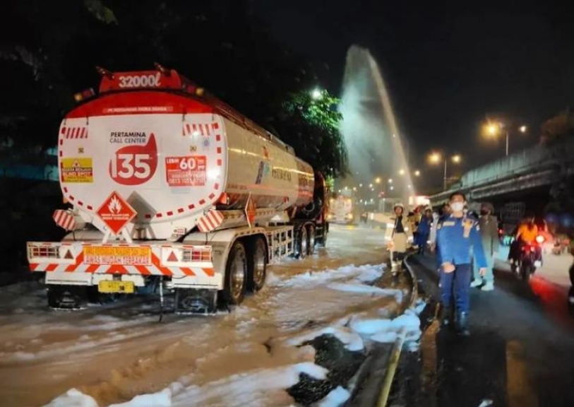 Truk Tangki Pertamina Kecelakaan Di Jakbar, BBM Pertalite Bocor