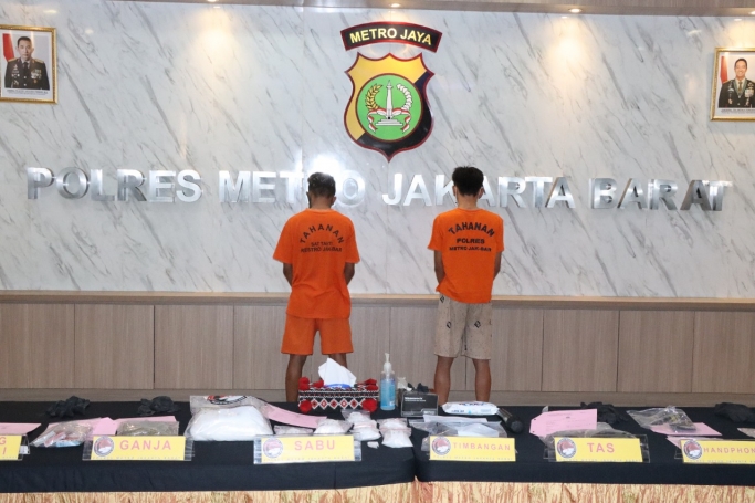 Dua pengedar narkoba yaang diamankan polisi. (Foto: PMJ News)