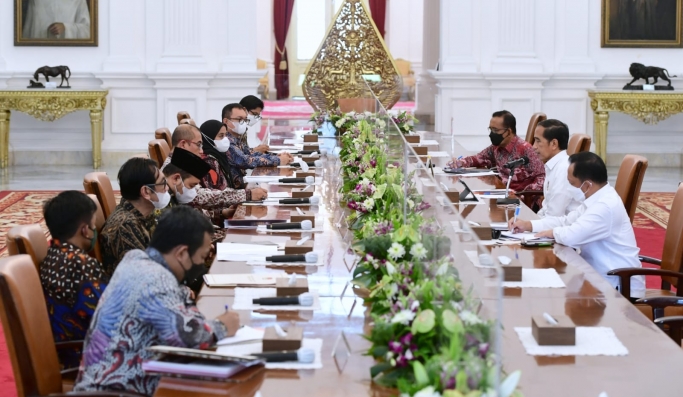 Presiden RI Joko Widodo menerima pimpinan Komisi Pemilihan Umum di Istana Merdeka. (Foto: PMJ News/BPMI Setpres)
