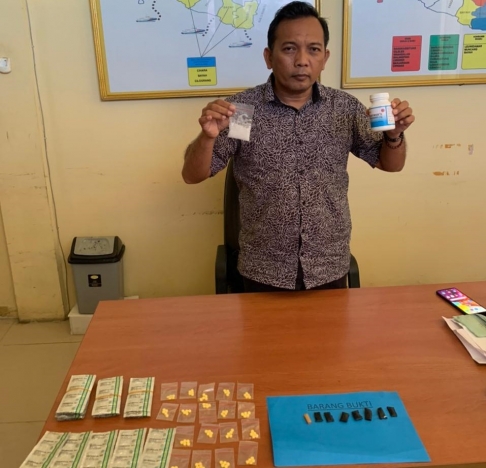 Barang bukti obat tanpa izin diamankan polisi. (Foto: PMJ News). 