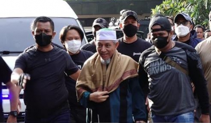 Pimpinan tertinggi Khilafatul Muslimin Abdul Qadir Baraja di Polda Metro Jaya. (Foto: PMJ News/ Yeni)