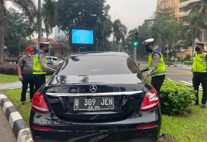 Kecelakaan mobil Mercy dengan pengendara ojol di SCBD Jaksel. (Foto: PMJ News/Twitter @TMCPoldaMetro