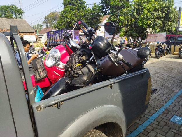 Motor korban kecelakaan diamankan polisi. (Foto: PMJ News)