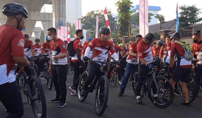 Kapolri Jenderal Listyo Sigit Prabowo mengikuti sepeda santai 'FunBike Semarak Bhayangkara'. (Foto: PMJ News/Fajar)