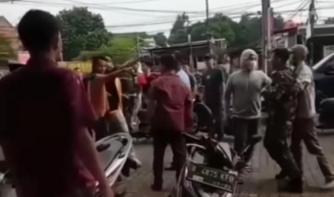 Viral video seorang prajurit TNI dikeroyok massa yang diduga anggota ormas di Bekasi. (Foto: PMJ News/Tangkapan Layar)