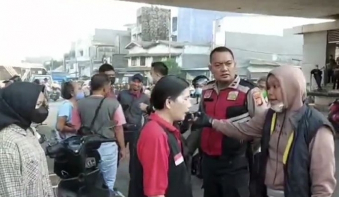 Pemotor wanita mengamuk kepada polisi lantaran tidak terima ditegur saat berkendara melawan arus. (Foto: PMJ News/Tangkapan Layar)