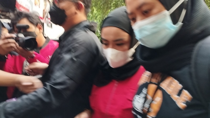Medina Zein saat tiba di Polda Metro Jaya. (Foto: PMJ News)