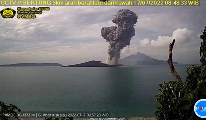 Gunung Anak Krakatau, Lampung kembali mengalami erupsi. (Foto: PMJ News/Twitter @pvmbg)