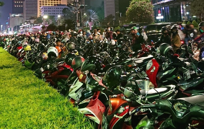 Parkir liar marak di area Citayam Fashion Week Dukuh Atas. (Foto: PMJ News/Twitter)