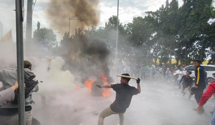 Polisi menyesalkan aksi anarkis dan provokatif massa yang berunjuk rasa di depan Gedung DPRD Kabupaten Probolinggo. (Foto: PMJ News)