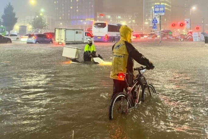 Hujan deras yang mengguyur Kota Seoul mengakibatkan banjir parah di jalan utama. (Foto: PMJ News/Dok Net)