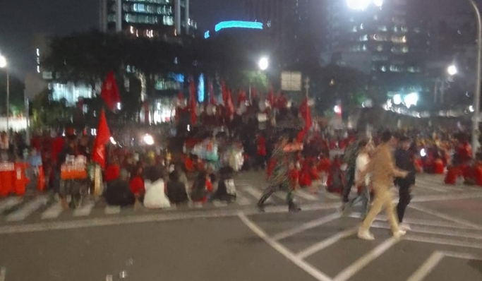 Massa mahasiswa yang menggelar unjuk rasa penolakan kenaikan harga bahan bakar minyak (BBM) di Patung Kuda, Jakarta Pusat. (Foto: PMJ News/Instagram)