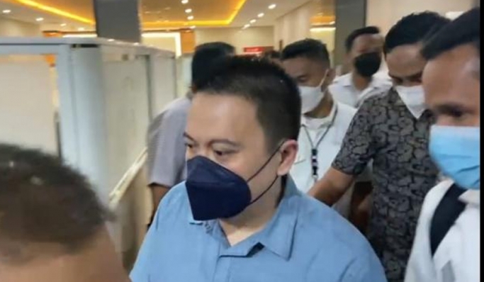 Polisi menahan Rionald Anggara Soerjanto, tersangka kasus dugaan penipuan. (Foto: PMJ News/Istimewa)