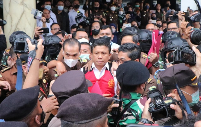 Tersangka kasus pembunuhan Brigadir J, ferdy sambo saat diserahkan ke Kejaksaan Agung. (Foto: PMJ News/Istimewa)