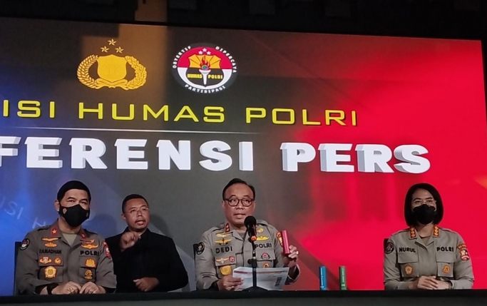 Kadiv Humas Polri, Irjen Pol Dedi Prasetyo saat memberikan keterangan pers. (Foto: PMJ News/Fajar)