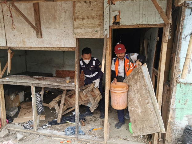 Kerja bakti bersama membantu warga pindahkan barang guna pembersihan area di jalur KA lintas Jakarta Kota-Tanjung Priok. (Foto: PMJ News). 