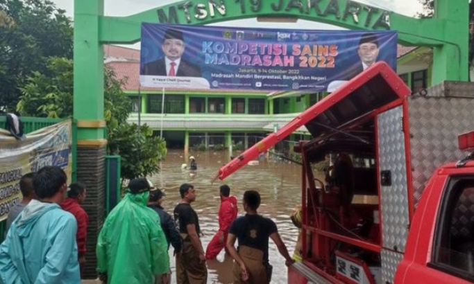 Banjir melanda kawasan Pondok Labu dan mengakibatkan tembok yang berada di MTSN 19 Jakarta roboh. (Foto: PMJ News/Dok Net)