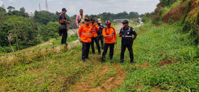 Tim prasarana Daop 1 Jakarta melakukan pengecekan.  (Foto: PMJ News)