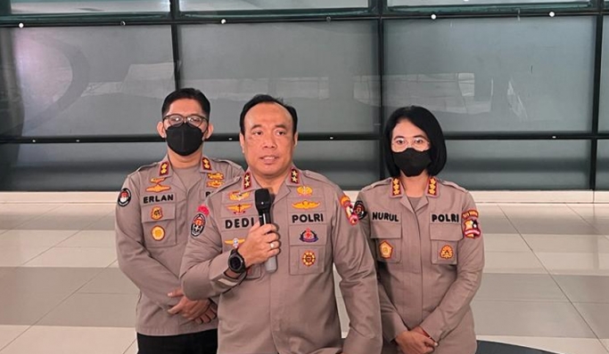 Kadiv Humas Polri Irjen Pol Dedi Prasetyo memberikan keterangan pers di Bandara Soekarno-Hatta. (Foto: PMJ News)