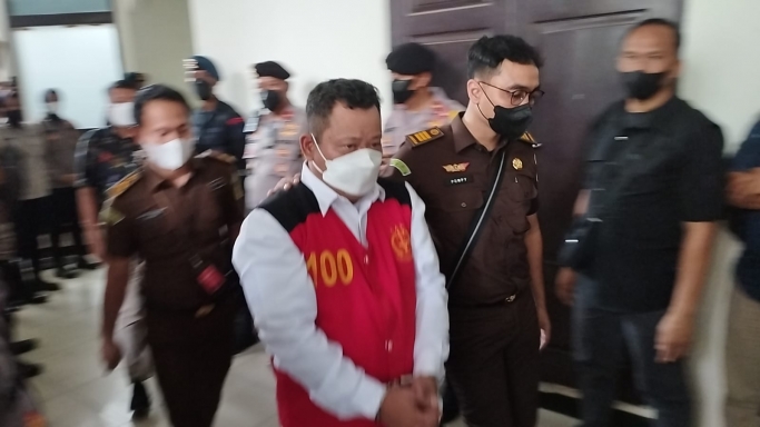 Terdakwa Kuat Ma'ruf berjalan ke ruang sidang PN Jakarta Selatan. (Foto: PMJ News/Fajar)