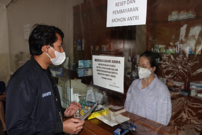 Polres Jakbar pasang pamphlet dan edukasi apotek. (Foto: PMJ News)