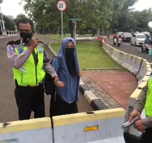 Perempuan bercadar ini langsung diamankan. (Foto: PMJ/Dok PMJ). 