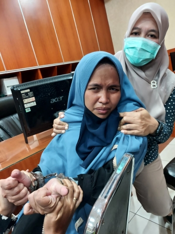 Perempuan bercadar diperiksa kepolisian. (Foto: PMJ/Ist). 