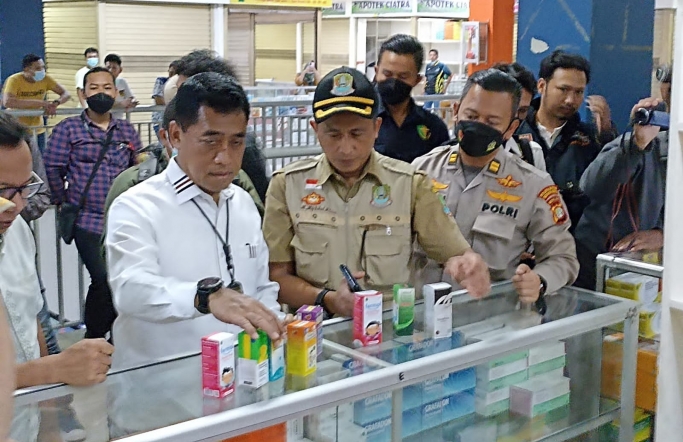 Polisi dan Sudin Kesehatan Kota Bekasi melakukan pengawasan peredaran obat sirup. (Foto: PMJ News)