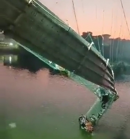 Jembatan Ambruk di India. (Foto: PMJ/Tangkapan Layar). 