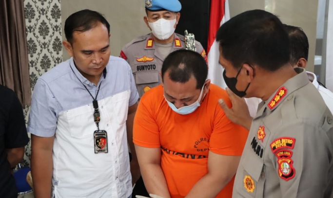 RNA (31), pelaku pembunuhan terhadap putri dan penganiayaan istrinya dihadirkan dalam konferensi pers. (Foto: PMJ News)