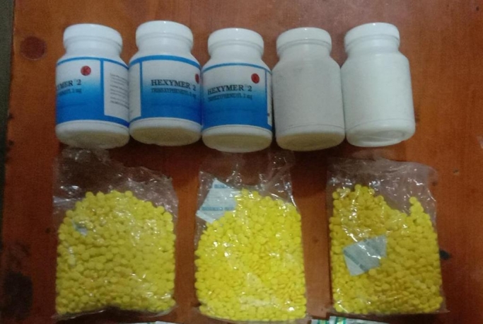 Sejumlah obat terlarang diamankan polisi. (Foto: PMJ News)