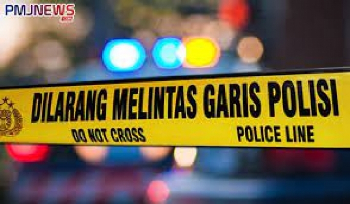 Petugas memasang garis polisi di TKP. (Foto: PMJ News/Ilustrasi)