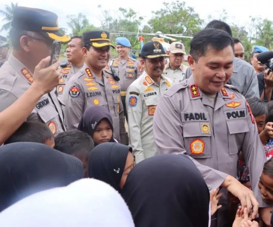 Kapolda Metro Jaya Irjen Pol Fadil Imran melakukan kunjungan kerja ke Polsek Muara Gembong. (Foto: Instagram Polsek Muara Gembong)