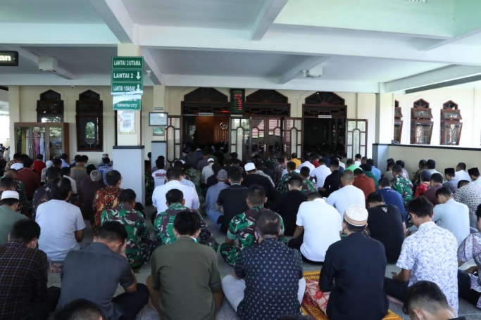 TNI-Polri melaksanakan salat jumat bersama dengan masyarakat. (Foto: PMJ News)