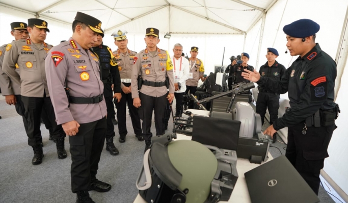 Kapolri Jenderal Listyo Sigit Prabowo mengecek perlengkapan anggota Polri untuk pengamanan KTT G20. (Foto: PMJ News)