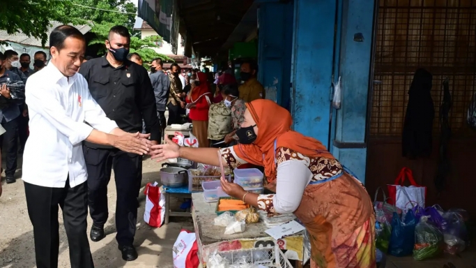 Presiden Jokowi melakukan pengecekan di Pasar Tradisional. (Foto: PMJ/Dok Setpres). 