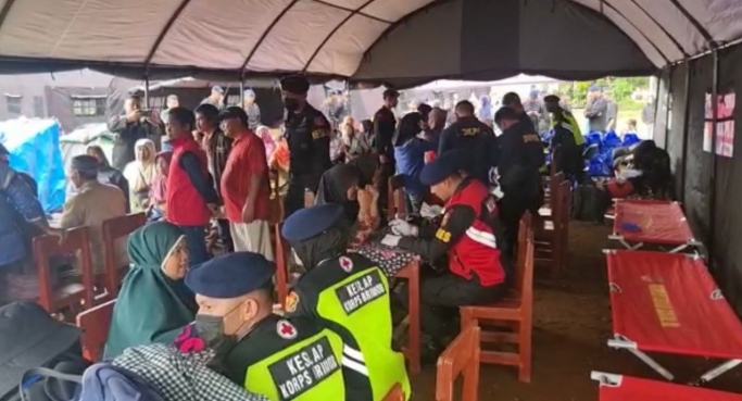 Pelayanan kesehatan dari Brimob Polri. (Foto: PMJ News)