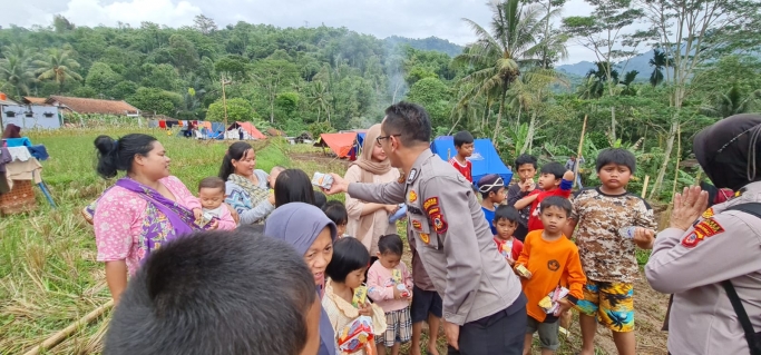 Team trauma healing Polres Cirebon Kota melakukan kegiatan. (Foto: PMJ News)