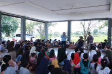 Bhabinkamtibnas edukasi korban bencana alam. (Foto: PMJ News)