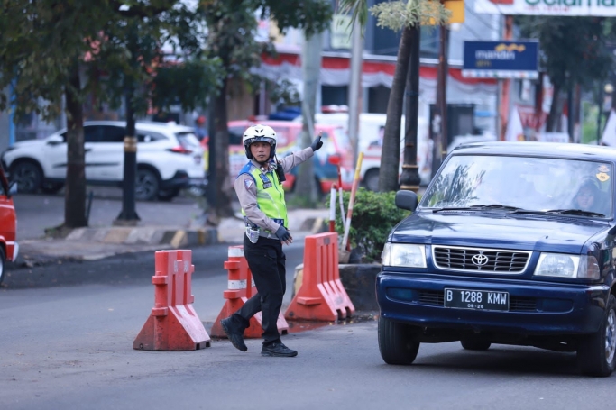 Polisi lakukan rekayasa jalur. (Foto: PMJ News)